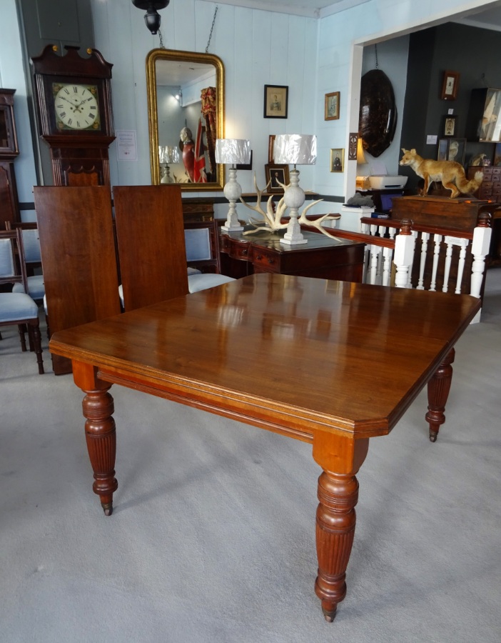 A Large Victorian Extending Wind out Walnut Dining Table (3).JPG